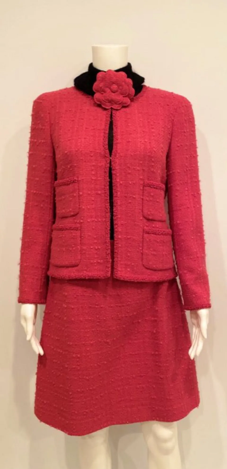 Chanel 09A, 2009 Fall Rose Color Skirt Suit with matching Camellia Pin FR 40/42 US 6